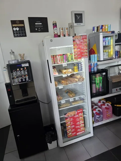 Kávovar a pekárenský regál v predajni BENAF