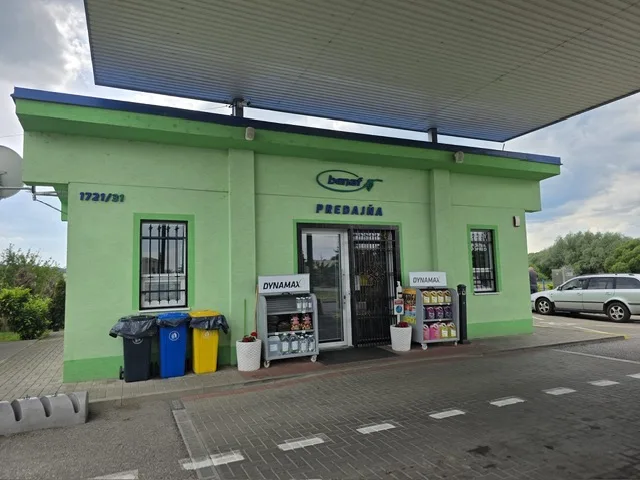 Predajňa BENAF pri čerpacích stojanoch