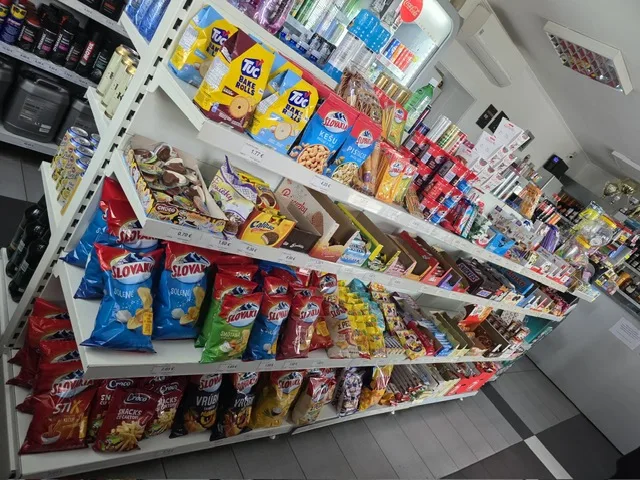 Regál so snackmi v predajni BENAF