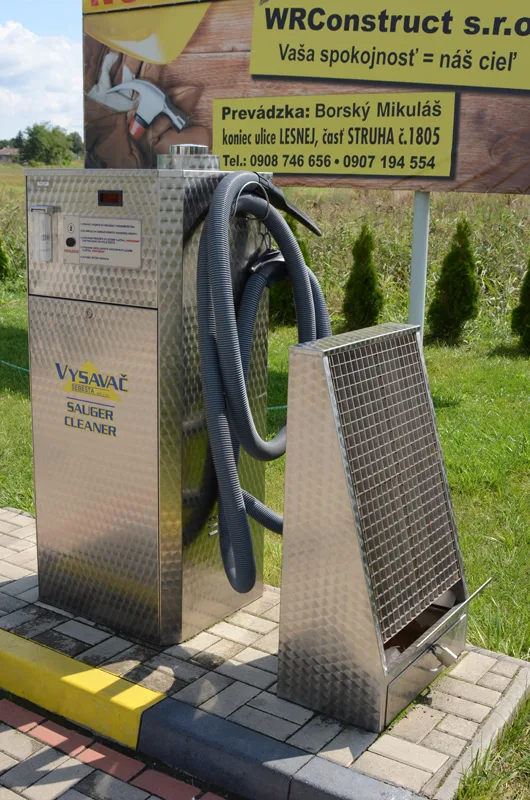 Detail vysávača pri autoumyvárni